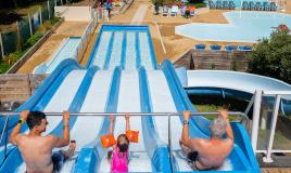 Toboggans et piscine extérieure au Bois Dormant