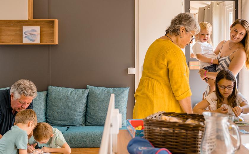 Famille dans son Mobil home au camping de la Réserve