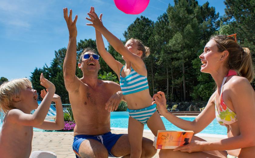 Famille au bord de la piscine extérieure au Bois Dormant